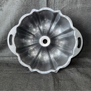 Nordic Ware The Original Fluted Bundt Pan Cast Aluminum 12 cup Silver Vintage
